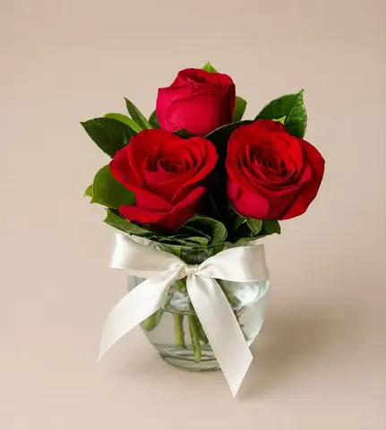 Arranjo de 3 rosas colombianas vermelhas no vidro