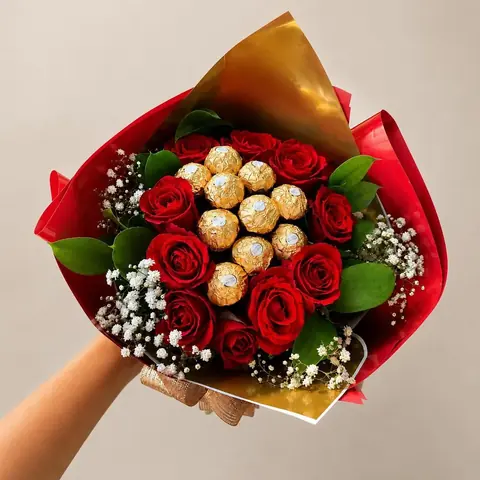 Buquê de 10 rosas vermelhas com Ferrero Rocher ao centro