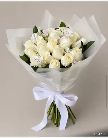 Buquê de 15 rosas brancas com astromélias brancas