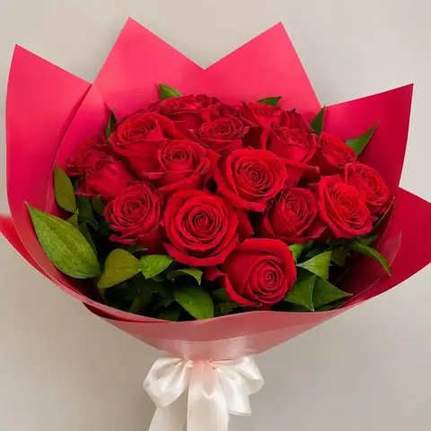 Buquê premium de 25 rosas vermelhas em embalagem pink
