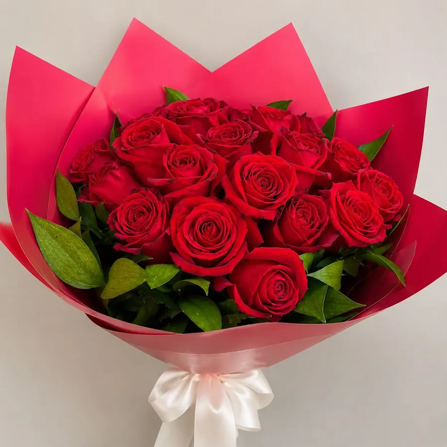 Buquê premium de 25 rosas vermelhas em embalagem pink