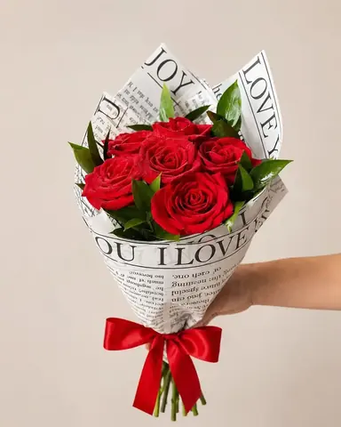 Buquê de 6 rosas colombianas vermelhas embalado no jornal