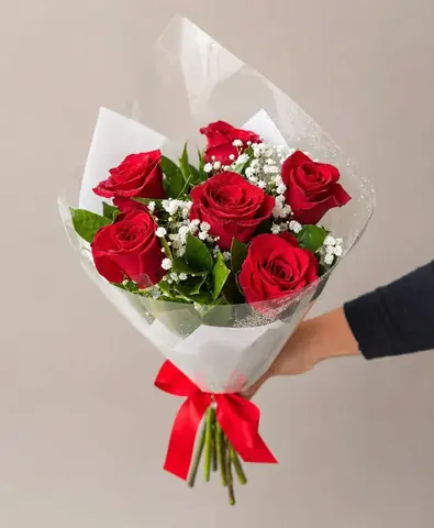 Buquê de 6 rosas colombianas vermelhas com mosquitinho
