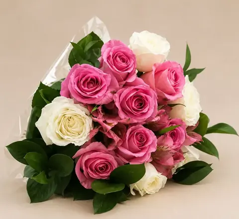 Buquê de 6 rosas brancas e 6 cor de rosa com astromélias