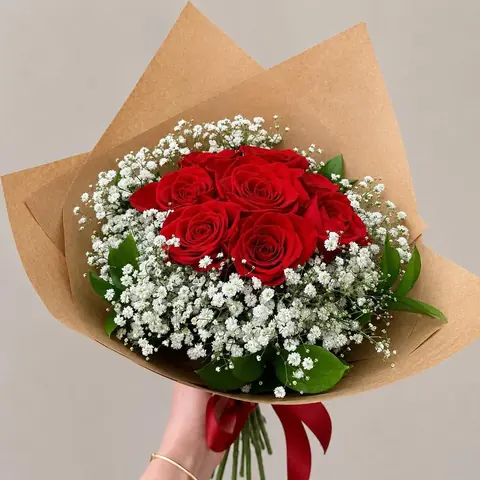 Buquê de 8 rosas vermelhas com mosquitinho no papel kraft