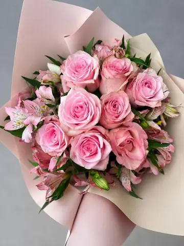 Buquê de 8 rosas cor de rosa com astromélias