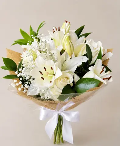 Buquê de lírios brancos com rosas brancas