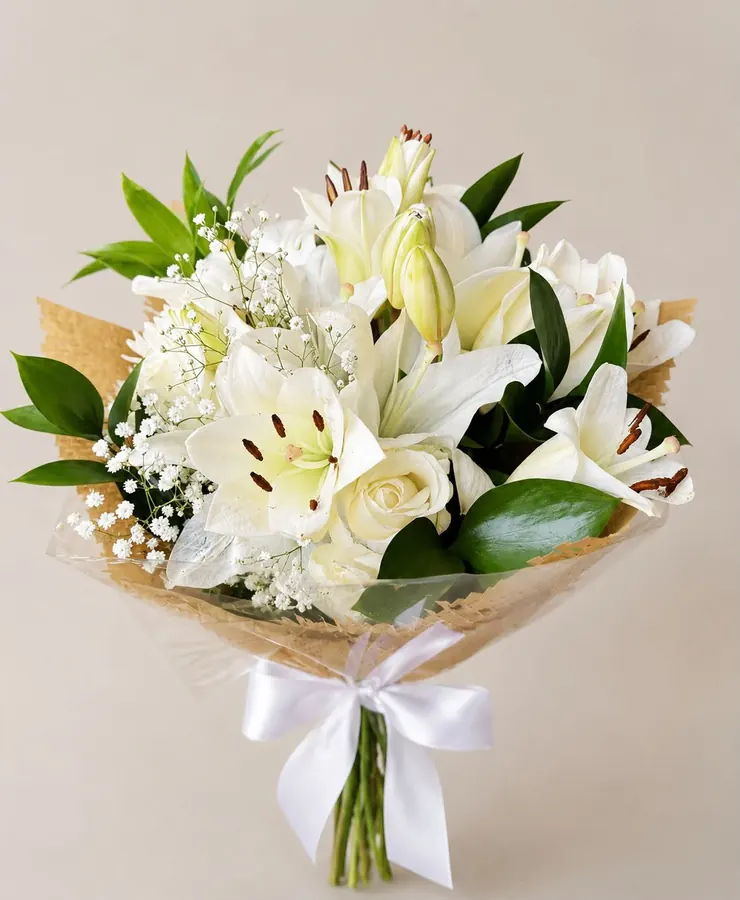 Buquê de lírios brancos com rosas brancas