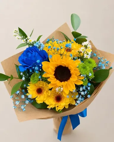 Buquê mix de girassol, rosa azul e flores do campo