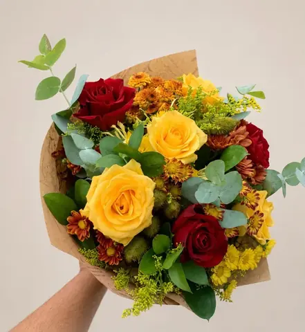 Buquê mix de rosas amarelas, vermelhas e flores do campo no papel kraft