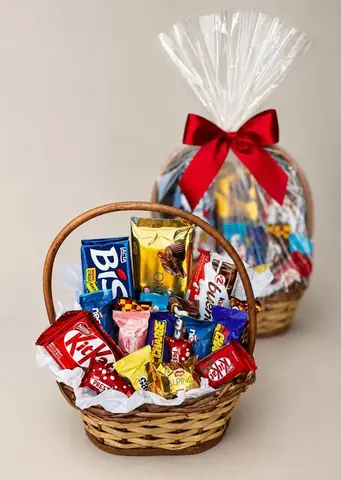 Cesta de chocolates variados com Kit Kat, Bis e Prestígio